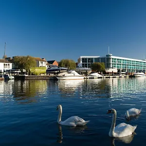 Captain's Club & Hotel